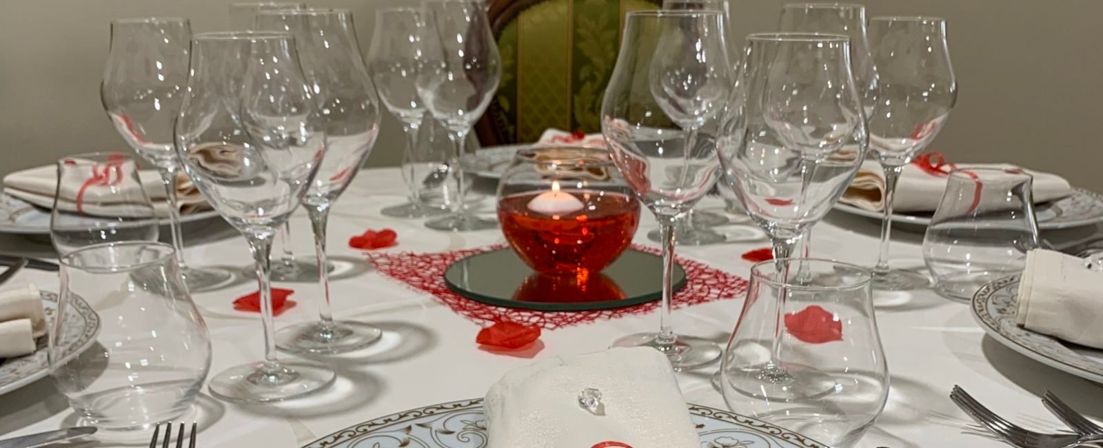 Tavola elegante apparecchiata al Ristorante La Pergamena